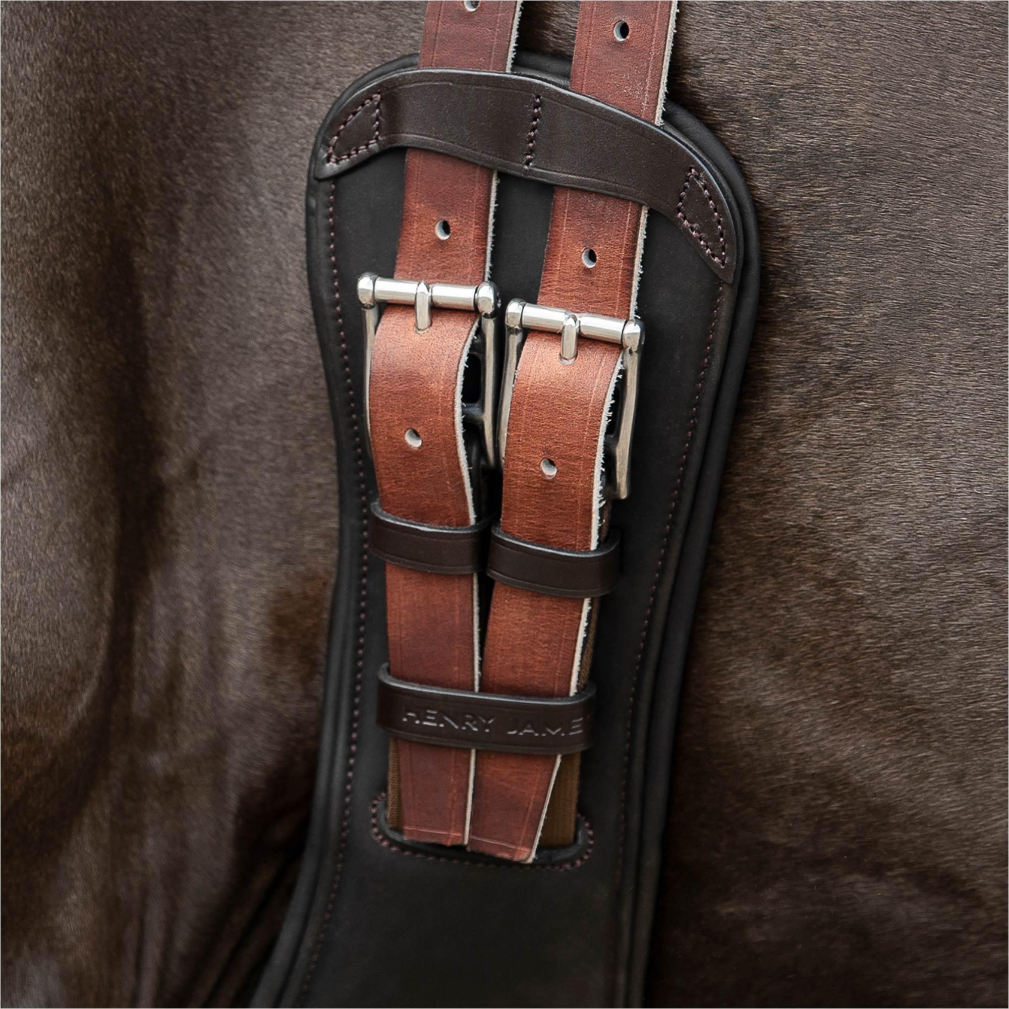 2025 Henry James Saddlery Athletic Anatomic Short Girth GRTH-04-SHT - Havana Brown